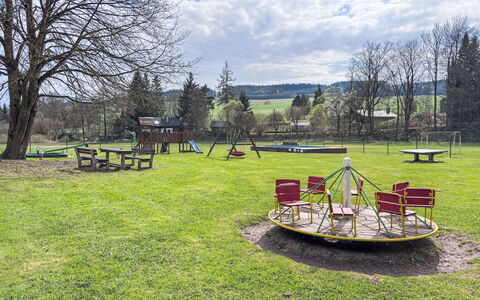 Green Valley Park Stárkov 18: Arbre, Herbe, Espace Public, Plaine, Lot Terre, Jardin, Parc, Équipement Extérieur Play, Pelouse, Extérieur Banc