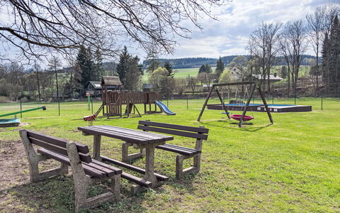 Green Valley Park Stárkov 18: Arbre, Herbe, Extérieur Banc, Espace Public, Plaine, Banc, Parc, Pelouse, Jardin, Table De Pique-Nique