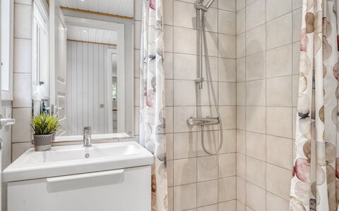 Løgstør 648: Salle De Bains, Design Intérieur, Sol, Luminaire Plomberie, Sol, Plomberie, Évier, Armoire De Toilette, Toilette, Robinet