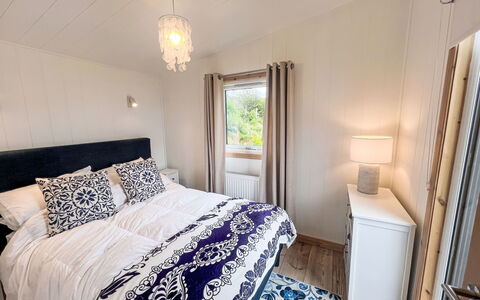 Tiny Mara: Lit, Meubles, Design Intérieur, Chambre, Literie, Drap De Lit, Sol, Sol, Bois, Linge