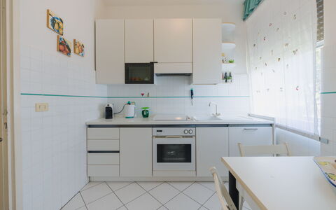 Appartamento la Terrazza di Anna: Cuisine, Appareil De Cuisine, Comptoir, Sol, Principaux Appliance, Design Intérieur, Cabinetry, Meubles, Sol, Éclairage
