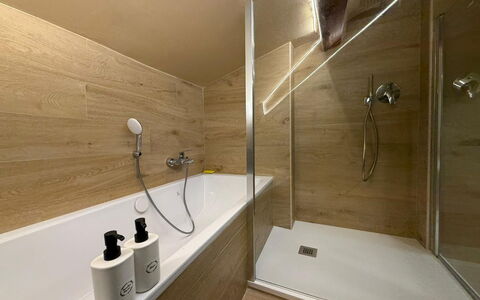 Il Pittore: Salle De Bains, Sol, Sol, Mur, Luminaire Plomberie, Baignoire, Bois, Design Intérieur, Plomberie, Robinet
