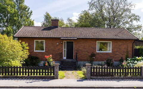 Villa Fröseke: Bâtiment, Mur, Fenêtre, Maison, Zone Résidentielle, Domicile, Arbuste, Chalet, Brique