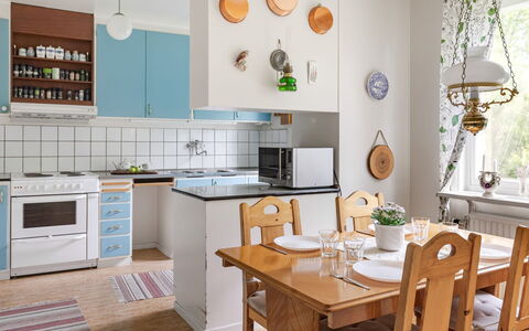 Villa Fröseke: Meubles, Cuisine, Appareil De Cuisine, Design Intérieur, Cabinetry, Comptoir, Sol, Bois, Luminaire, Principaux Appliance