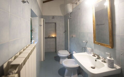 Podere Dolce Sonno e Sonnellino: Mur, Sol, Luminaire Plomberie, Sol, Salle De Bains, Design Intérieur, Robinet, Évier, Plomberie, Lavabo