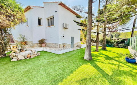 Calma: Maison, Jardin, Domicile, Pelouse, Chalet, Aménagement Paysager, Cour, Arrière-Cour, Biens, Passerelle