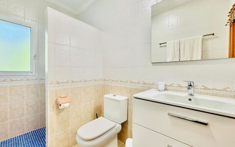 Calma: Sol, Luminaire Plomberie, Sol, Salle De Bains, Design Intérieur, Évier, Toilette, Plomberie, Siège De Toilette, Lavabo