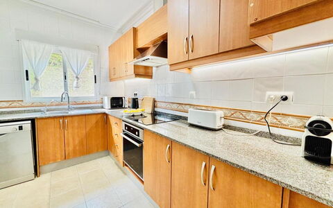 Calma: Cuisine, Sol, Sol, Principaux Appliance, Domicile, Appareil De Cuisine, Evier, Meubles, Cabinetry, Comptoir