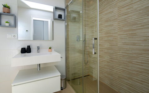 Arenal Beach: Salle De Bains, Design Intérieur, Sol, Luminaire Plomberie, Lavabo, Mur, Sol, Miroir, Évier, Armoire De Toilette