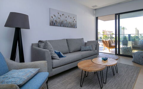 Arenal Beach: Meubles, Canapé, Sol, Design Intérieur, Sol, Salon, Table, Table Basse, Chaise