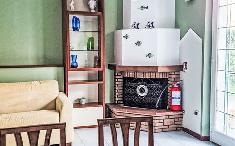 Marina di Massa 651: Meubles, Design Intérieur, Mur, Sol, Sol, Pièce, Cadre, Éclairage, Rayonnage, Salon