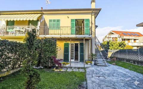 Marina di Massa 651: Zone Résidentielle, Maison, Quartier, Domicile, Établissements Humains, Balcon, Porche, Banlieue, Ombre, Biens