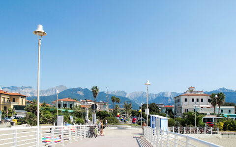 Marina di Massa 651: Ciel, Espace Public, Éclairage Public, Pôle, Passerelle, Rue, Trottoir, Boardwalk, Clôture