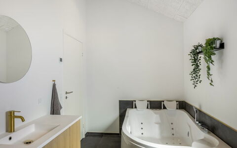 Kamile - 500M from the Sea: Salle De Bains, Luminaire Plomberie, Design Intérieur, Mur, Sol, Baignoire, Plafond, Sol, Robinet, Plomberie