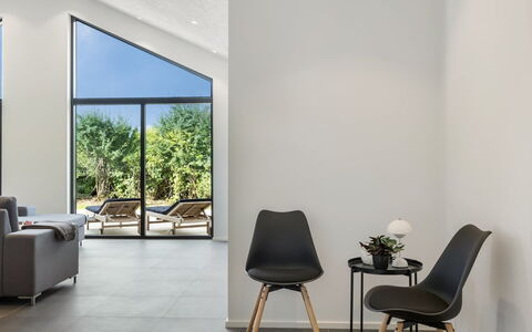 Kamile - 500M from the Sea: Sol, Sol, Meubles, Design Intérieur, Parquet, Chaise, Salon, Pièce, Revêtement De Sol Stratifié