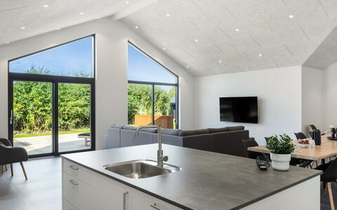 Kamile - 500M from the Sea: Sol, Design Intérieur, Plafond, Sol, Matériau Naturel, Grenier, Parquet, Dur, Salon