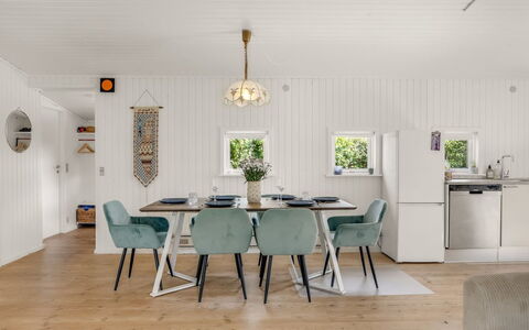Ulli - 350M from the Sea: Meubles, Design Intérieur, Bois, Sol, Plafond, Table, Table Cuisine Et Salle A Manger, Chaise, Salle À Manger, Domicile