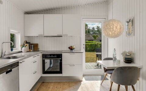 Ulli - 350M from the Sea: Design Intérieur, Sol, Cuisine, Bois, Comptoir, Plafond, Meubles, Sol, Appareil De Cuisine, Luminaire