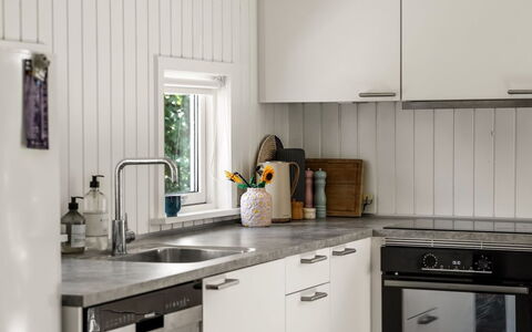 Ulli - 350M from the Sea: Cuisine, Comptoir, Appareil De Cuisine, Bois, Design Intérieur, Sol, Evier, Cabinetry, Électroménager, Principaux Appliance
