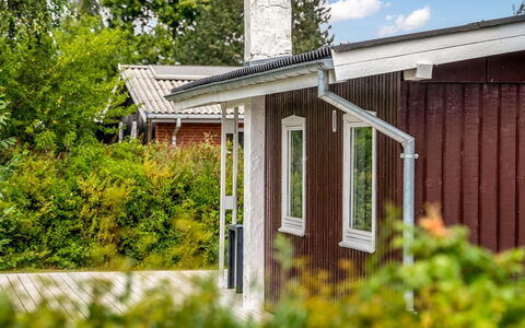 Ulli - 350M from the Sea: Bâtiment, Bois, Maison, Toit, Arbuste, Domicile, Architecture, Siding, Chalet, Zone Résidentielle