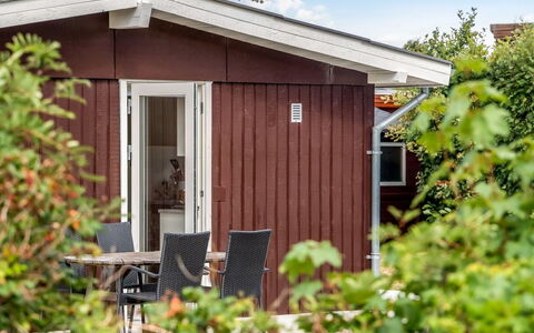 Ulli - 350M from the Sea: Bois, Maison, Arbuste, Porte, Domicile, Toit, Chalet, Lot Terre, Siding, Jardin