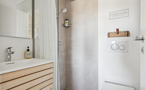 Nuka - 250M from the Sea: Sol, Mur, Design Intérieur, Sol, Luminaire Plomberie, Bois, Salle De Bains, Miroir, Robinet, Plomberie
