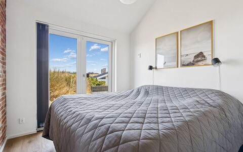 Nuka - 250M from the Sea: Bois, Domicile, Chambre, Lit, Literie, Drap De Lit, Daylighting, Dur, Linge, Cadre De Lit