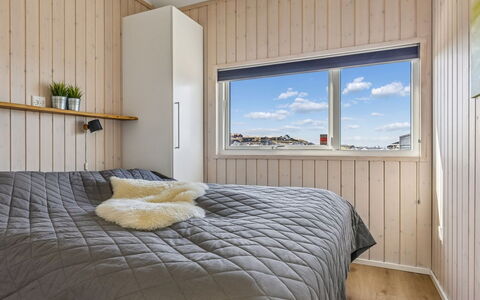Nuka - 250M from the Sea: Bois, Sol, Sol, Design Intérieur, Plafond, Chambre, Lit, Dur, Pièce, Tache De Bois