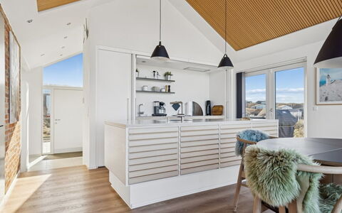 Nuka - 250M from the Sea: Bois, Design Intérieur, Meubles, Plafond, Sol, Domicile, Sol, Éclairage, Luminaire, Cuisine
