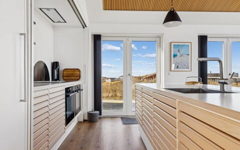 Nuka - 250M from the Sea: Bois, Cuisine, Design Intérieur, Sol, Comptoir, Appareil De Cuisine, Sol, Électroménager, Parquet, Plafond