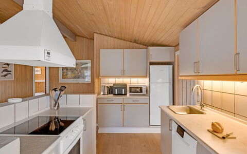 Ruse - 600M from the Sea: Cuisine, Comptoir, Bois, Design Intérieur, Plafond, Appareil De Cuisine, Sol, Principaux Appliance, Cabinetry, Luminaire