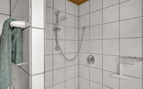 Ruse - 600M from the Sea: Luminaire Plomberie, Salle De Bains, Sol, Sol, Plomberie, Design Intérieur, Robinet, Douche, Tuile, Évier