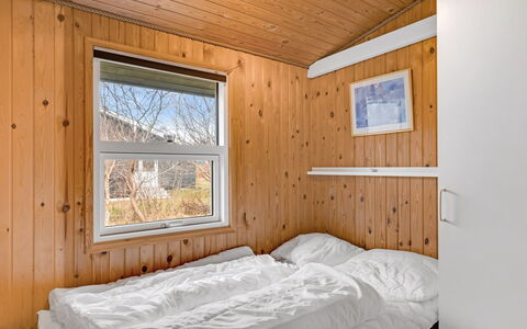 Ruse - 600M from the Sea: Bois, Chambre, Plafond, Lit, Drap De Lit, Literie, Cadre De Lit, Dur, Tache De Bois, Pièce