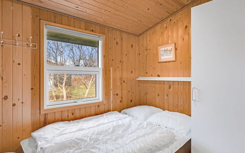 Ruse - 600M from the Sea: Bois, Chambre, Lit, Design Intérieur, Sol, Sol, Plafond, Literie, Dur, Tache De Bois
