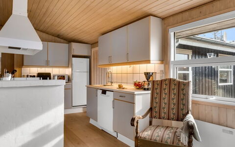 Ruse - 600M from the Sea: Bois, Cuisine, Comptoir, Design Intérieur, Sol, Plafond, Meubles, Sol, Cabinetry, Pièce