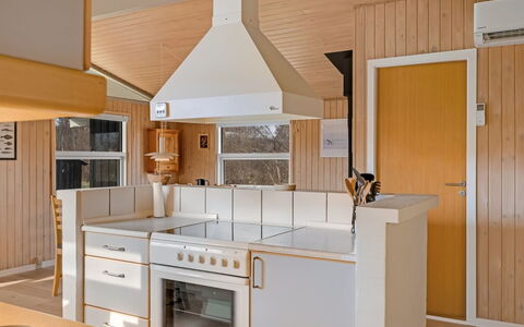 Ruse - 600M from the Sea: Cuisine, Comptoir, Design Intérieur, Bois, Plafond, Sol, Appareil De Cuisine, Luminaire, Cabinetry, Meubles