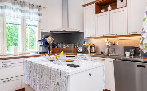 Koivuranta: Cuisine, Comptoir, Appareil De Cuisine, Design Intérieur, Cabinetry, Sol, Principaux Appliance, Meubles, Domicile, Électroménager