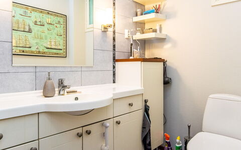 Koivuranta: Lavabo, Salle De Bains, Luminaire Plomberie, Évier, Design Intérieur, Sol, Armoire De Toilette, Plomberie, Sol, Robinet