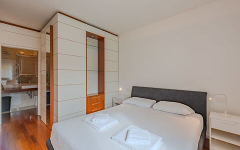 Caminito: Design Intérieur, Sol, Sol, Lit, Meubles, Bois, Chambre, Pièce, Plafond, Éclairage