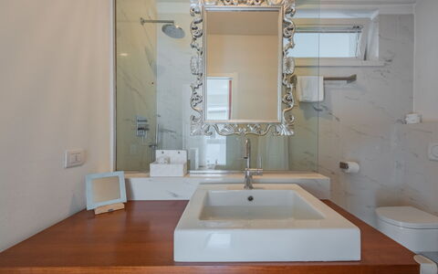 Caminito: Lavabo, Luminaire Plomberie, Mur, Évier, Salle De Bains, Design Intérieur, Robinet, Miroir, Plomberie, Comptoir