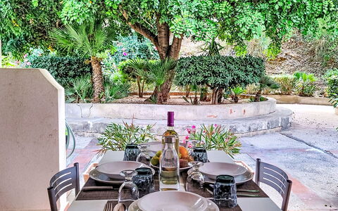 Cala Isulidda: Meubles, Table, Chaise, Tableau De Plein Air, Table Cuisine Et Salle A Manger, Restaurant, Mobilier De Jardin, Jardin, Ombre, Arrière-Cour