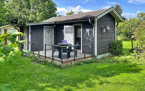 Lötstugan: Maison, Chalet, Arbuste, Domicile, Toit, Porche, Siding, Porte, Batiments Jardin