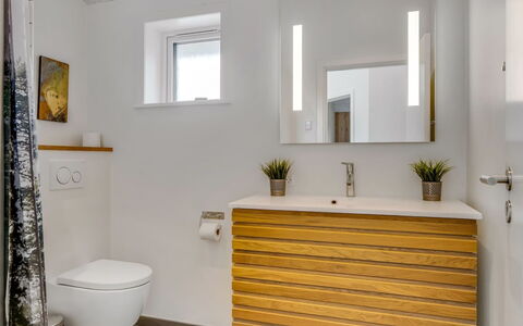 Arsi - 350M from the Sea: Luminaire Plomberie, Sol, Armoire De Toilette, Salle De Bains, Sol, Design Intérieur, Plomberie, Lavabo, Robinet, Évier