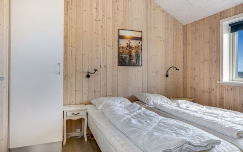Arsi - 350M from the Sea: Bois, Chambre, Lit, Plafond, Sol, Drap De Lit, Design Intérieur, Literie, Sol, Cadre De Lit