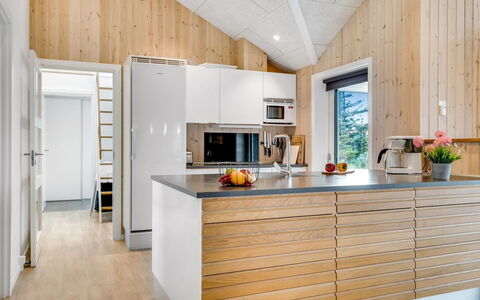Arsi - 350M from the Sea: Bois, Cuisine, Sol, Design Intérieur, Parquet, Comptoir, Électroménager, Appareil De Cuisine, Sol, Meubles