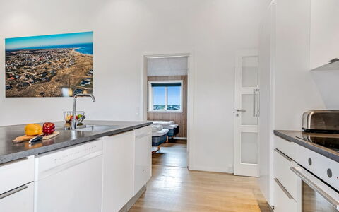 Arsi - 350M from the Sea: Sol, Design Intérieur, Sol, Bois, Plafond, Cuisine, Comptoir, Parquet, Meubles, Principaux Appliance