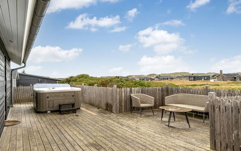 Arsi - 350M from the Sea: Bois, Domicile, Dur, Planche, Tache De Bois, Parquet, Plate-Forme, Lumber, Daylighting, Balcon