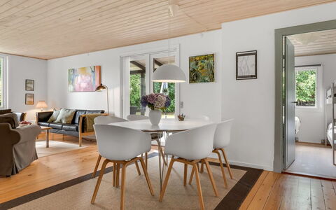 Elenora - 300M from the Sea: Meubles, Design Intérieur, Sol, Sol, Parquet, Bois, Table, Plafond, Chaise, Salle À Manger