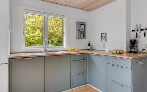 Elenora - 300M from the Sea: Cuisine, Sol, Bois, Comptoir, Appareil De Cuisine, Cabinetry, Design Intérieur, Sol, Meubles, Principaux Appliance