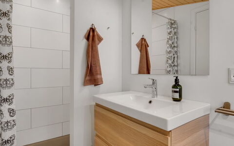 Elenora - 300M from the Sea: Sol, Design Intérieur, Sol, Luminaire Plomberie, Lavabo, Salle De Bains, Armoire De Toilette, Évier, Cabinetry, Robinet